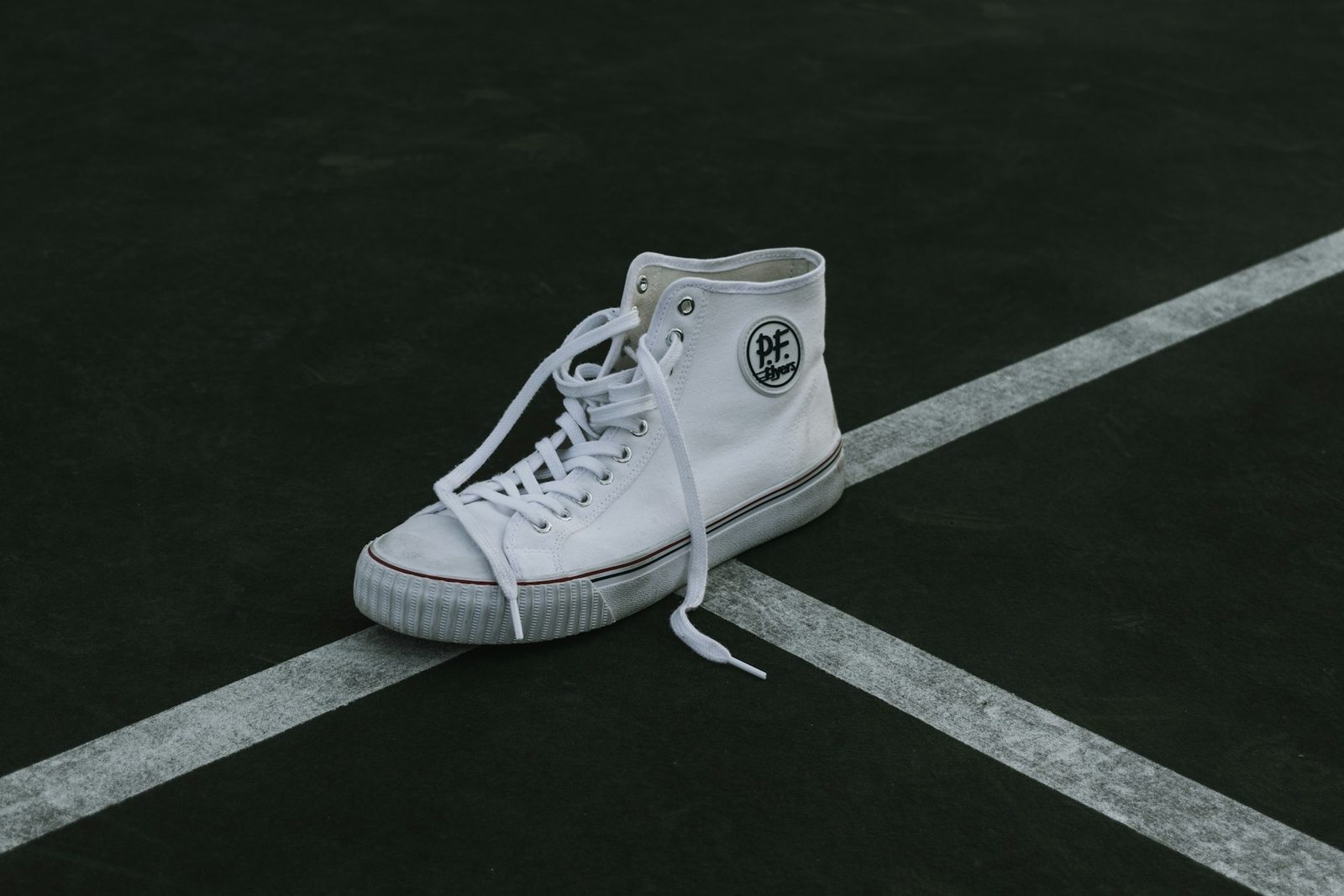 A single high-top sports shoe
