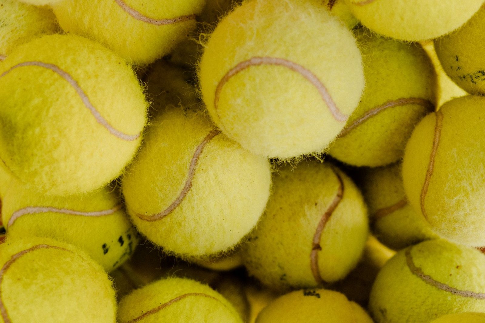 Tennis Balls: Types, Pressure and When to Replace Them