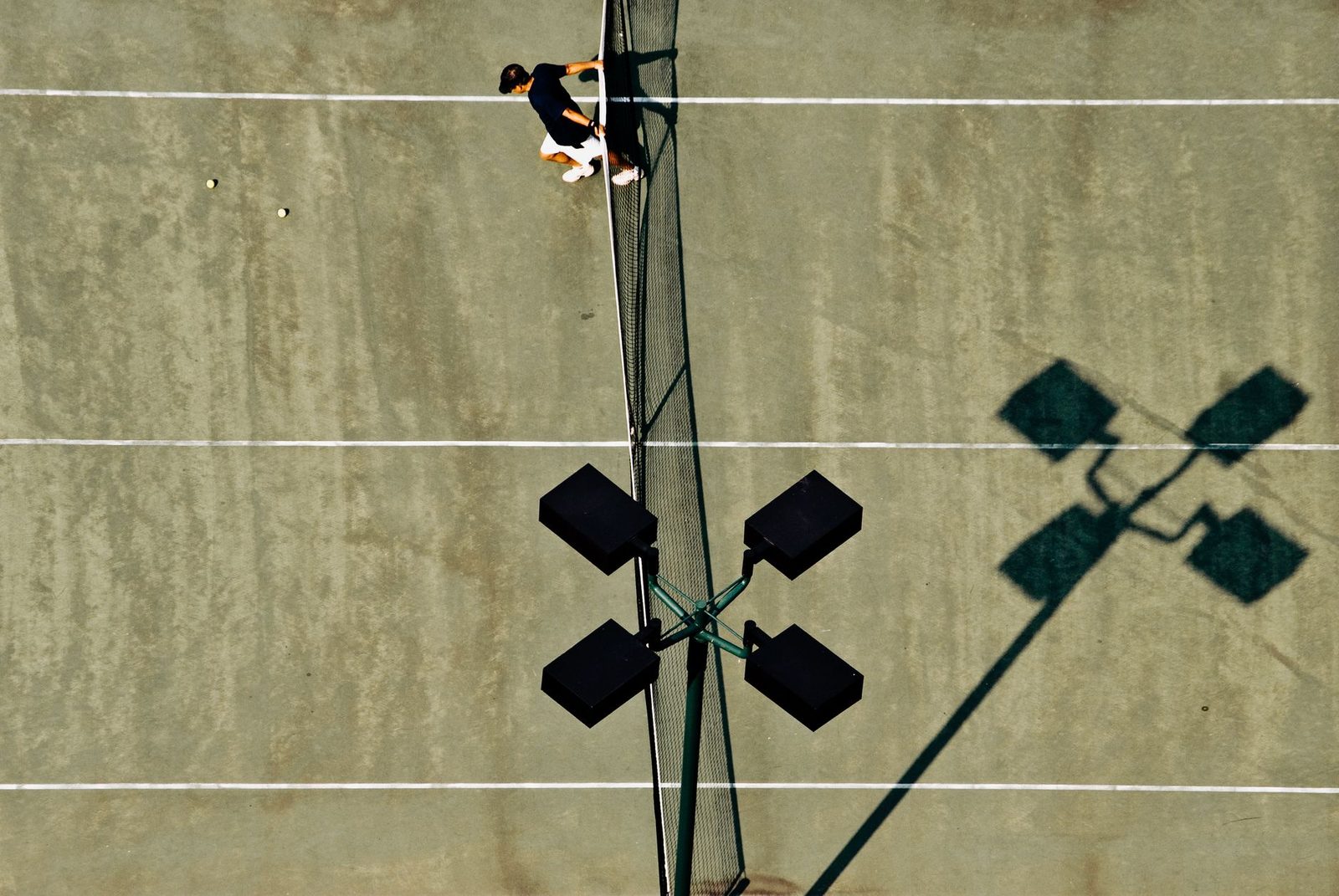 Top-down view of a tennis court with a solitary player